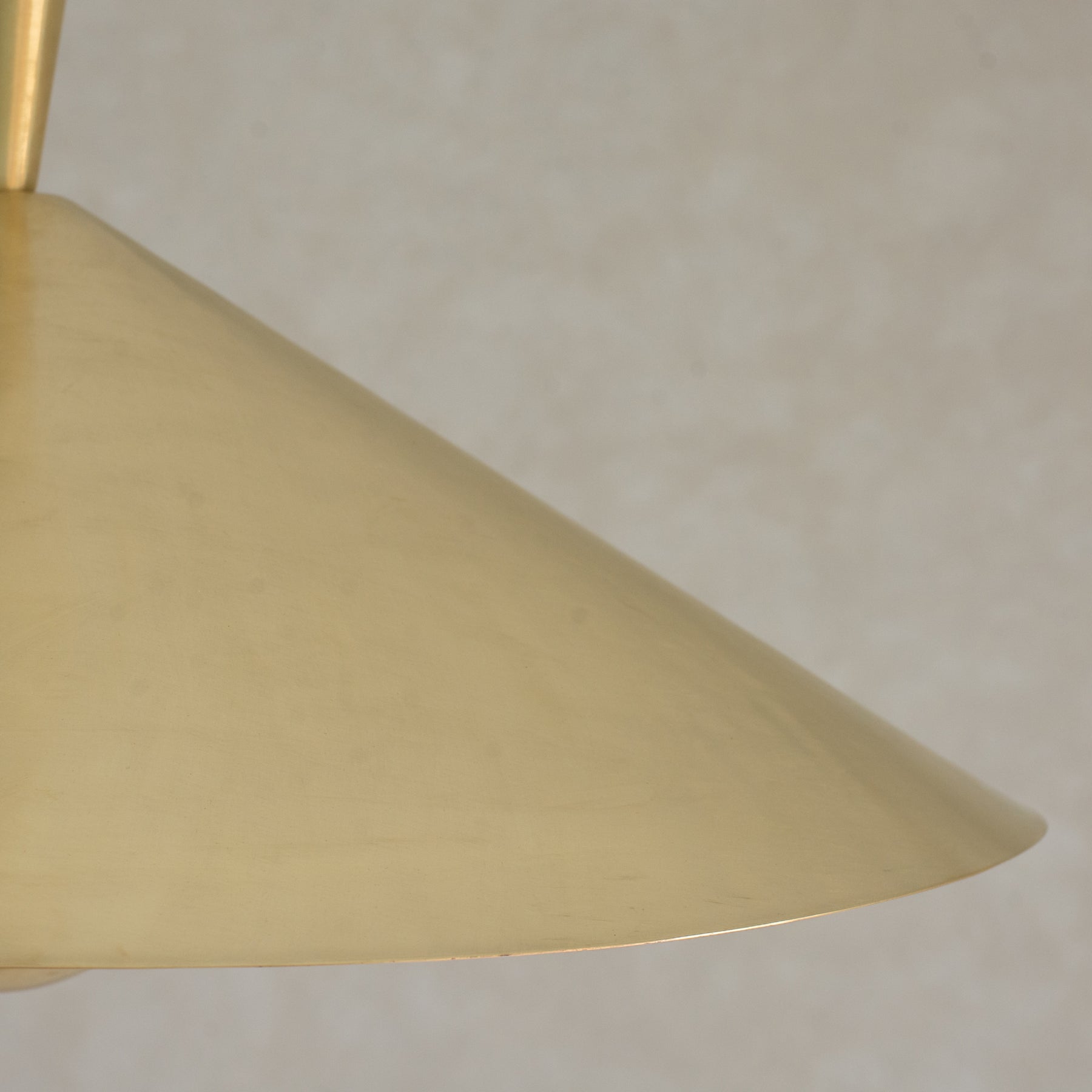 Lámpara colgante de cono de latón en ambiente de cocina