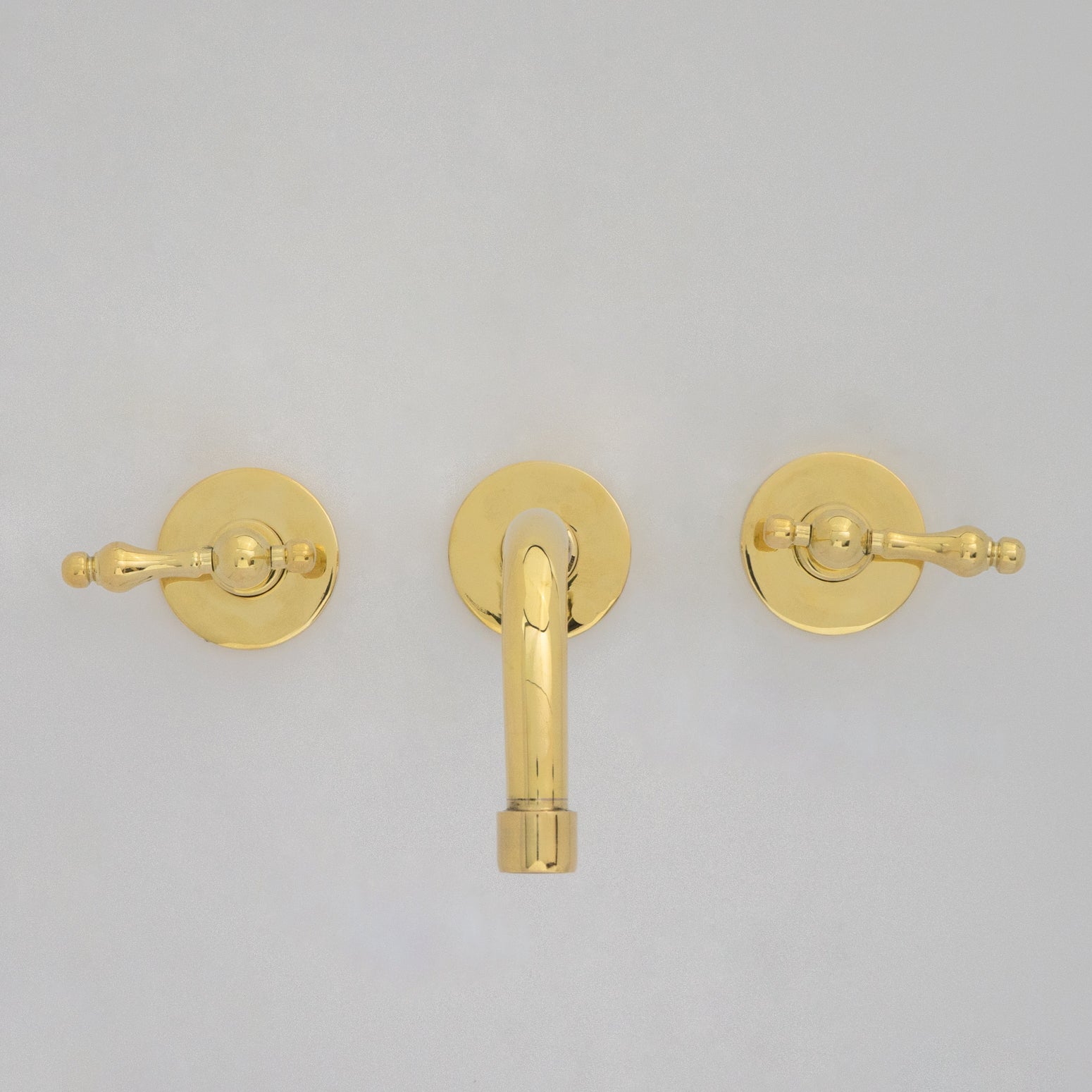 Lavabo de baño de pared de latón sin lacar, grifo empotrado con manijas en cruz. 