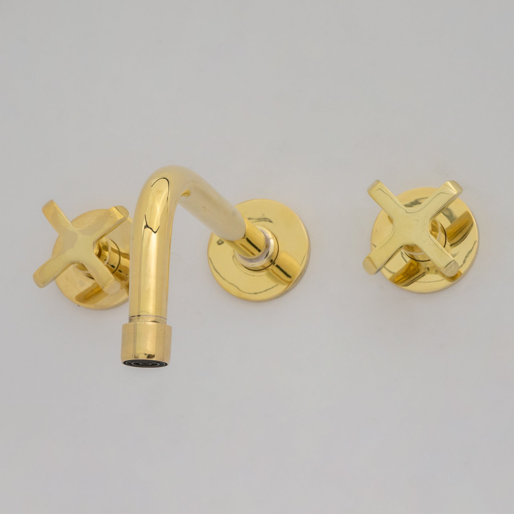 Lavabo de baño de pared de latón sin lacar, grifo empotrado con manijas en cruz. 