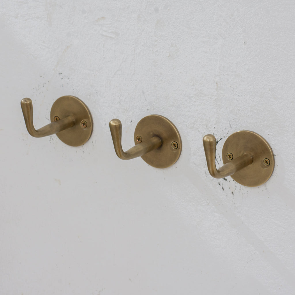 Experience authentic craftsmanship with our Vintage Brass Single Hook. Crafted from heavy-duty solid brass for timeless durability and classic style.