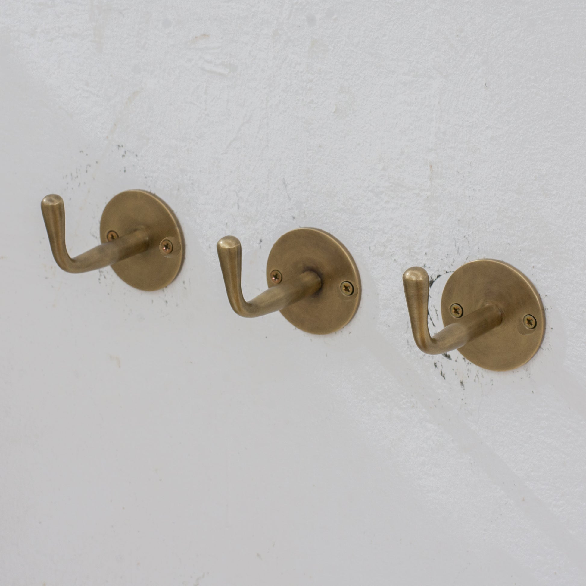 Experience authentic craftsmanship with our Vintage Brass Single Hook. Crafted from heavy-duty solid brass for timeless durability and classic style.