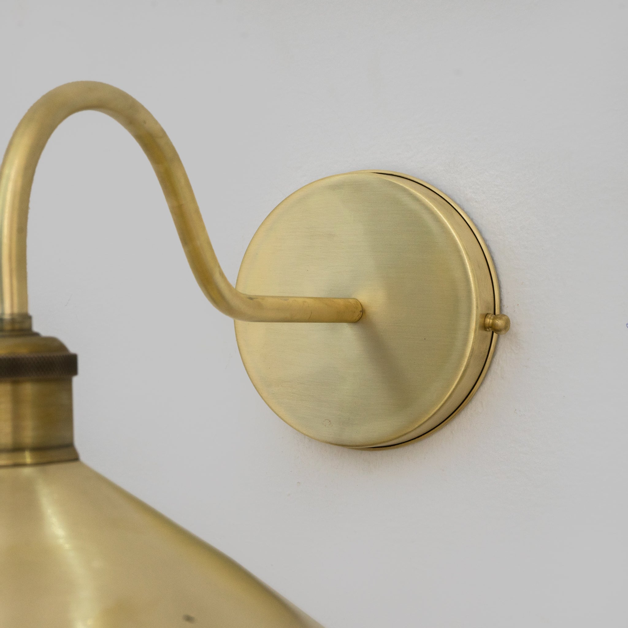 Applique murale en laiton brossé pour couloir – Gros plan sur la texture brossée