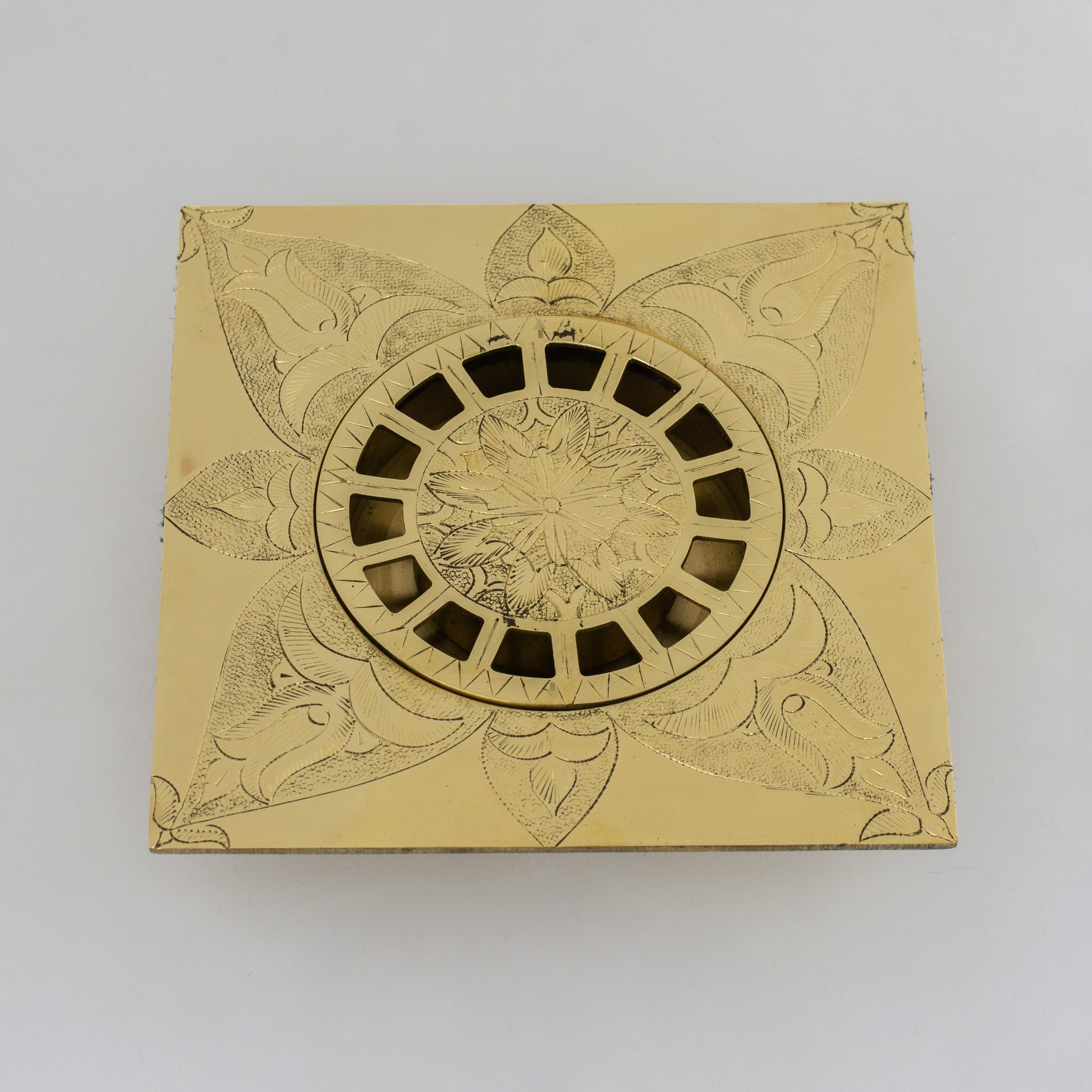 Engraved Traditional Style Brass Floor Drain | Shower floor - Insideast
