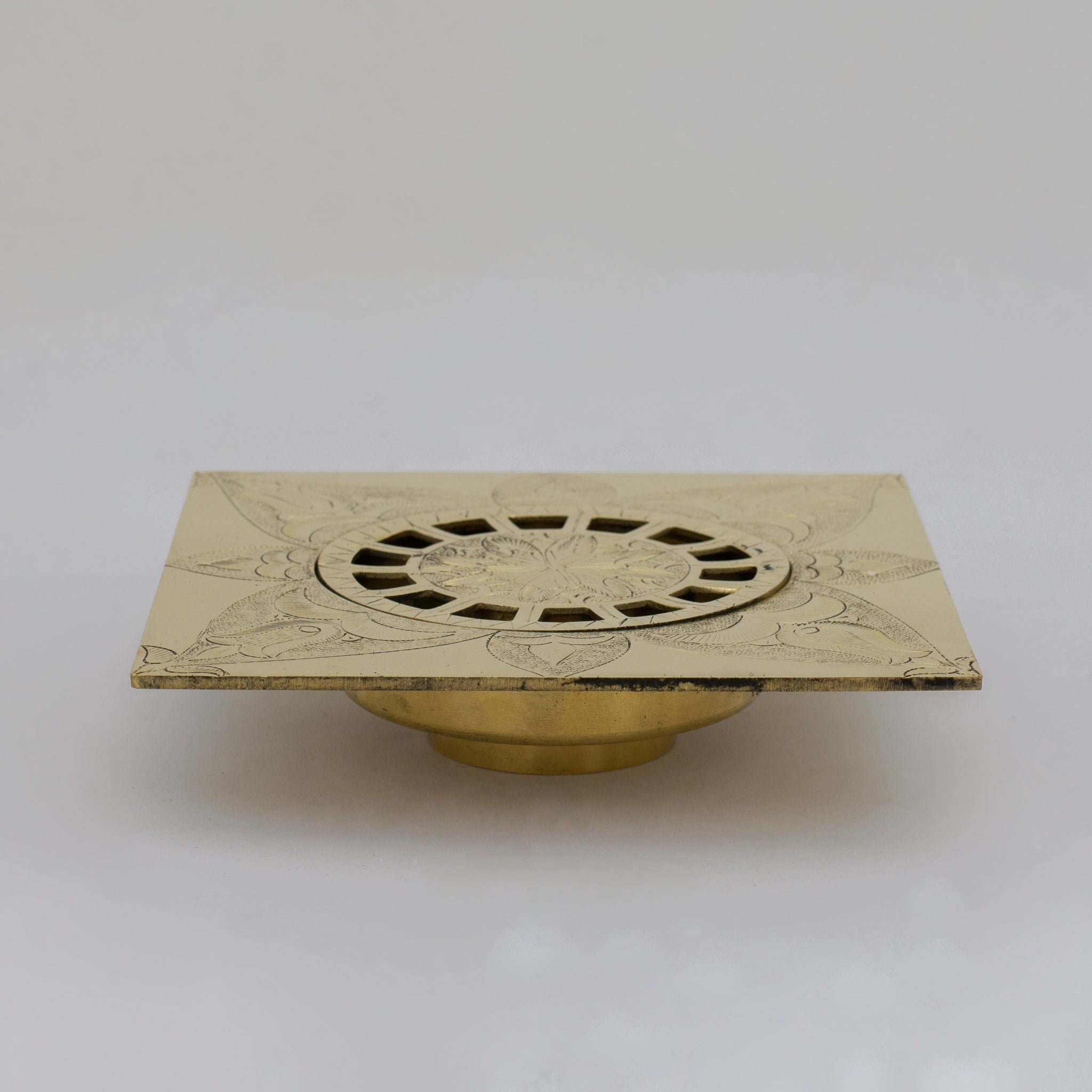 Engraved Traditional Style Brass Floor Drain | Shower floor - Insideast