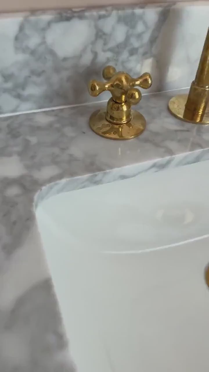 Charger la vidéo : Deck Mounted Unlacquered Brass Faucet, Vanity Sink Faucet, Antique Brass Bathroom Faucet