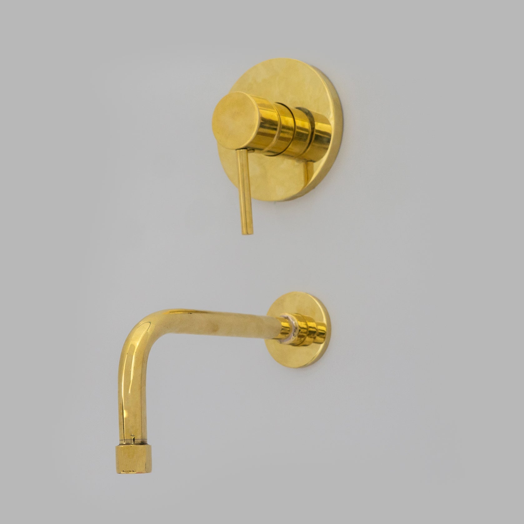 Solid brass wall-mount tub filler