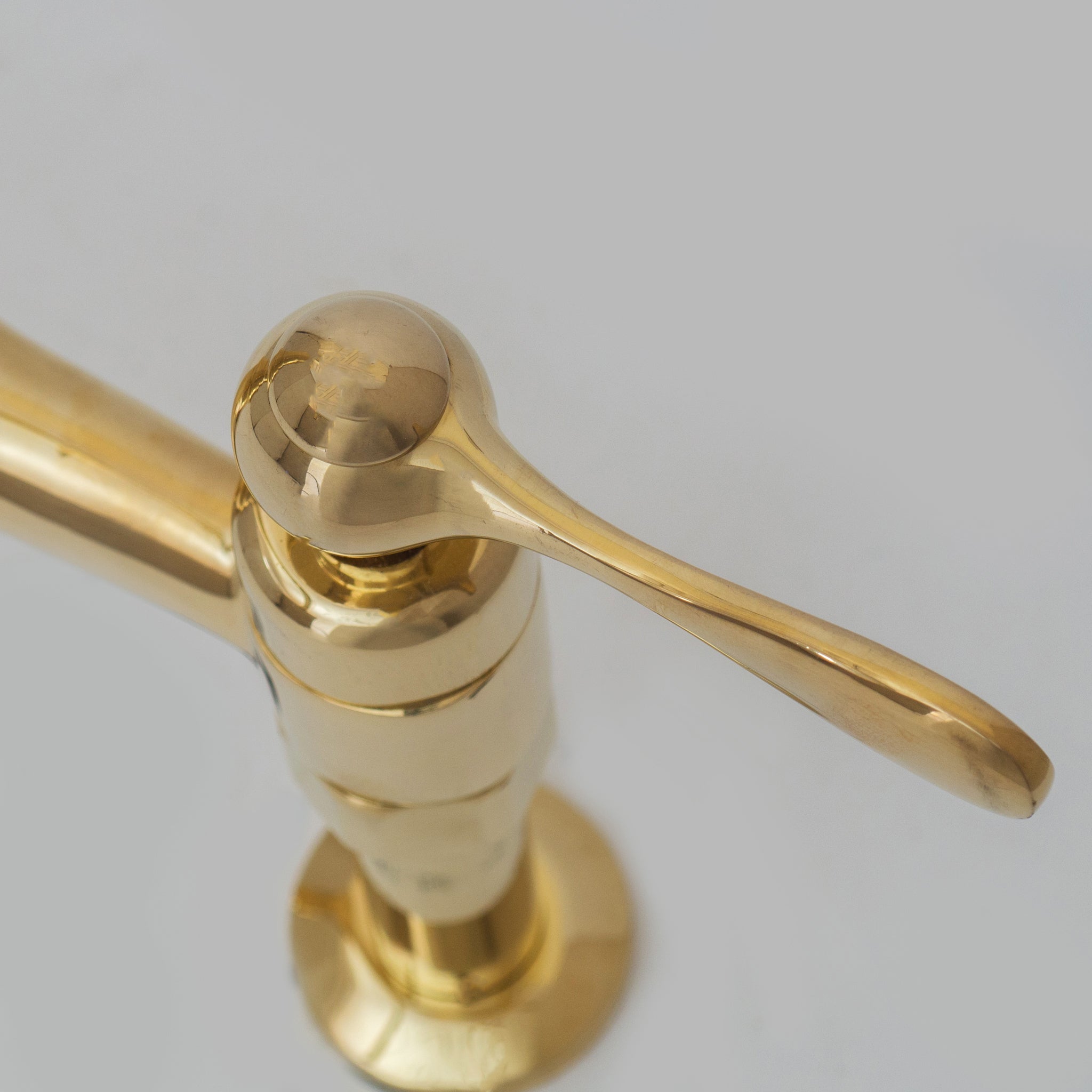 Flat lever handle in unlacquered brass