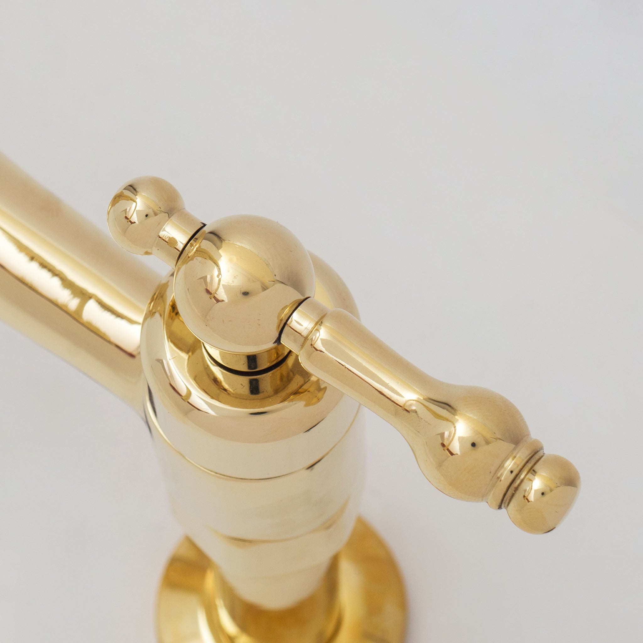 Lever handle in unlacquered brass